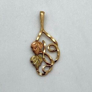 Vtg 10K Yellow & Rose Gold Leaf Pendant | 1” L / .5” W / 1.1g